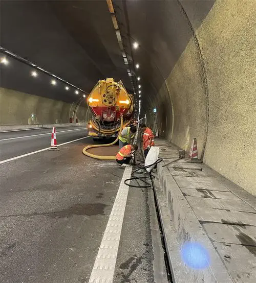 皇姑隧道排水渠清淤